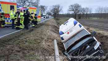 Rettungswagen landet mit Patientin bei Barwedel im Graben