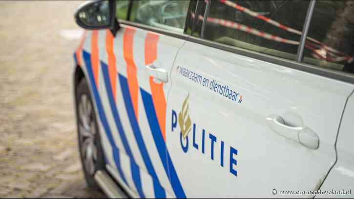Lelystad - Mensen van fiets getrokken in Lelystad, politie doet onderzoek