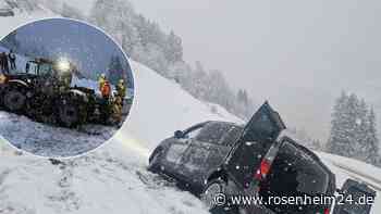 Schulbus stürzt im Schneetreiben über steilen Berghang – Fahrer und Schüler haben Riesenglück