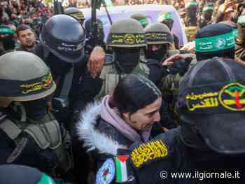 Ostaggi schiacchiati dalla folla, ira di Israele: "Scene scioccanti". Rilasciati 110 detenuti palestinesi