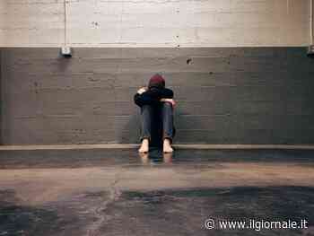 "O ti picchiamo o vieni con noi". Poi violentano il 13enne nel bagno 