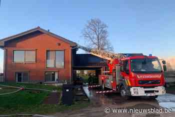 Gezin met drie kinderen ontsnapt net op tijd uit woning waar brand in dak was ontstaan: “Gelukkig niemand gewond”