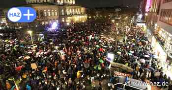 Brandmauer-Demo in Hannover: Menschen protestieren am Opernplatz
