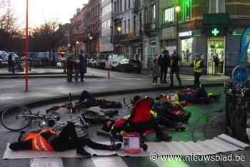 Fietsers houden actie op plek waar gemeente verkeersfilter weghaalde: “Risico op frontale ongevallen met fietsers is enorm”