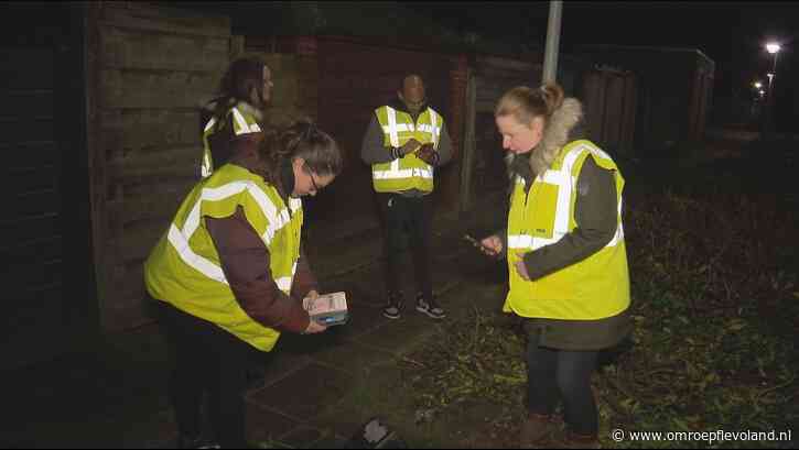 Almere - In gele hesjes tegen de angst: buurtpreventieteam trotseert onveiligheidsgevoel in Molenbuurt Almere
