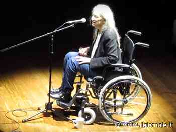 Patti Smith, malore sul palco durante lo show a San Paolo. Poi torna in scena in sedia a rotelle