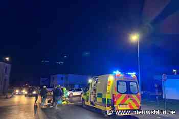 Fietser aangereden op kruispunt, zwaargewond naar ziekenhuis