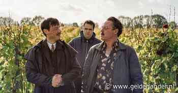 Recensie | Fedja van Huêt bijna onherkenbaar en heerlijk over de top in misdaadkomedie Fabula