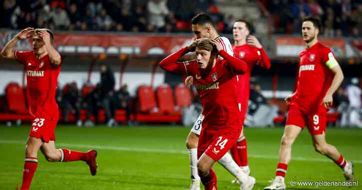 LIVE Europa League | Steijn raakt de paal voor dominant FC Twente, dat zichzelf ook na rust nog niet beloont