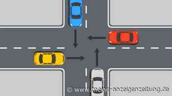 Vier Autos an gleichrangiger Kreuzung: Wer darf zuerst losfahren?