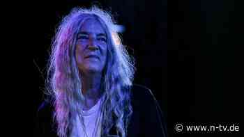 Sorge um die "Godmother of Punk": Patti Smith bricht auf der Bühne zusammen