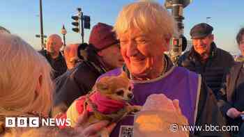 'Amazing' walker, 90, completes 90-mile challenge