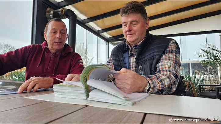 Urk - Boze Urkers overhandigen politiek petitie over permanente bewoning Het Urkerbos