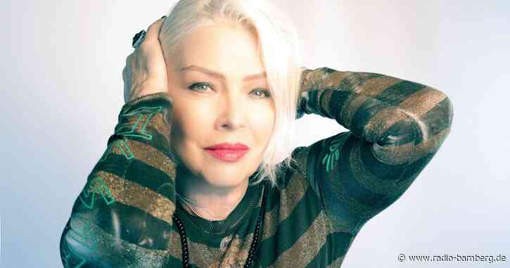 Neonlicht und Kunstnebel: Kim Wilde lässt die 80er aufleben