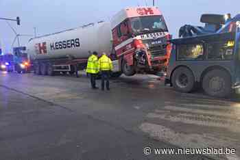 Botsing met twee vrachtwagens op Kennedylaan richting Gent: “Geen gewonden”