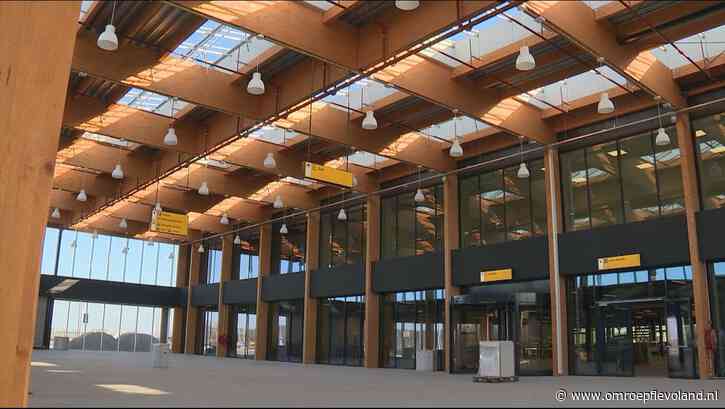 Lelystad - Professoren vertellen in Tweede Kamer hun visie over toekomst Lelystad Airport