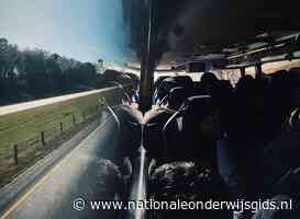 Lijnbus belandt na botsing in de sloot, tien scholieren raakten gewond