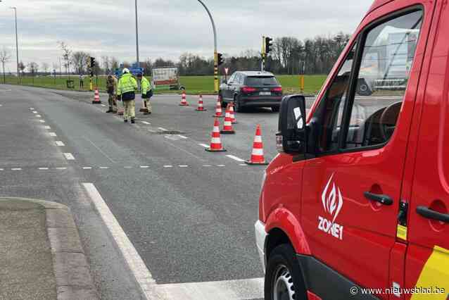 Betonmixer verliest deel van zijn inhoud op twee kruispunten