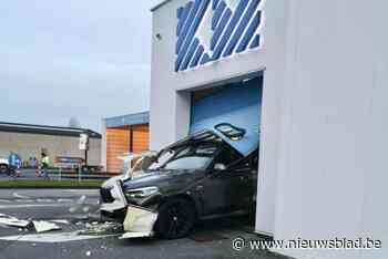 Oeps… wagen knalt door garagepoort autokeuring