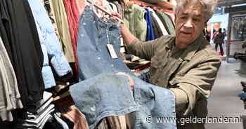 Oscar vecht tegen de lekkages in zijn zaak van het kraakpand boven hem: ‘Dit vreet aan m’n gemoed’