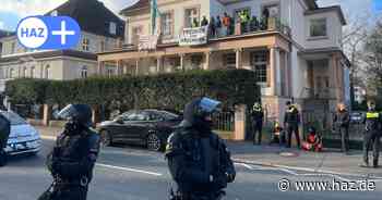 Hannover: Aktivisten besetzen CDU-Büro in Hannover - Polizeieinsatz