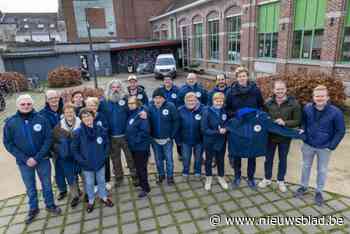 Serviceclub schenkt medewerkers sociale kruidenier warme jassen