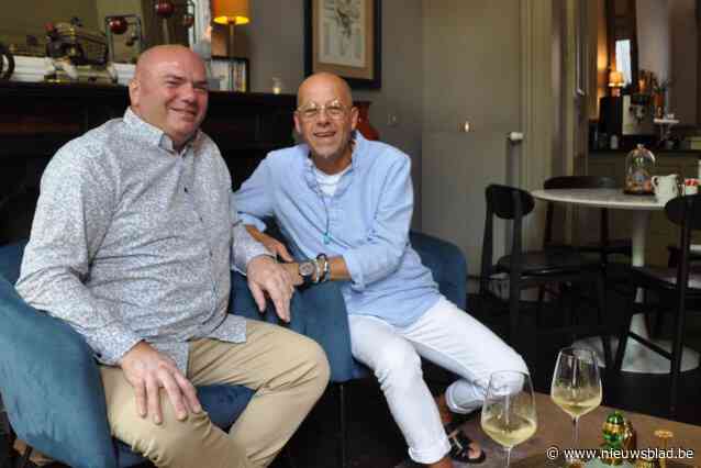 Na winst in ‘Met vier in bed’: Luuk (56) en Erwin (54) krijgen Traveller Review Award 2025 voor hun B&B