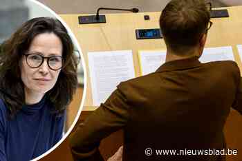 In het Vlaams Parlement mogen speeches niet meer afgelezen worden: “Ik weet dat sommigen het écht lastig hebben zonder blad”