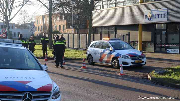 Almere - Bezoeker brengt handgranaat naar politiebureau Almere, pand deels ontruimd