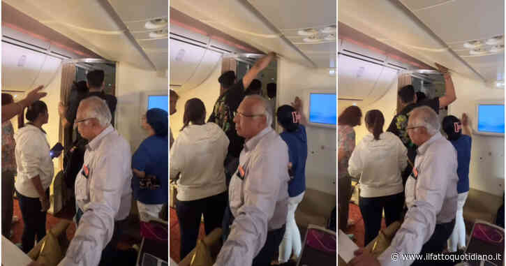 Passeggeri furiosi protestano con urla e pugni sulle cappelliere: erano bloccati da cinque ore su un aereo senza aria condizionata