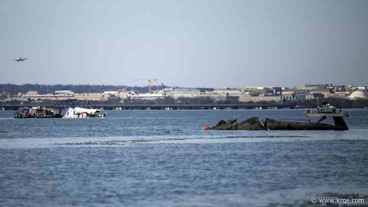 Divers return to Potomac River for DC plane crash recovery and investigation