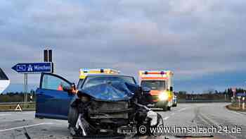 Unfall auf der A94 mit mehreren Fahrzeugen: Ausfahrt Mühldorf West gesperrt