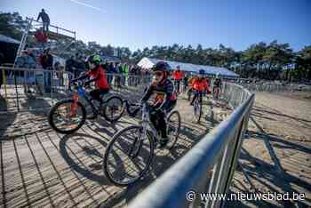 Jongeren verkennen parcours Krawatencross op initiatie veldrijden