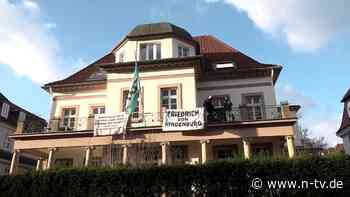 Polizeieinsatz in Hannover: Aktivisten klettern auf Balkon von CDU-Büro