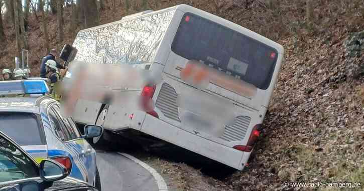 Bus mit Schülern fährt in Graben – niemand verletzt