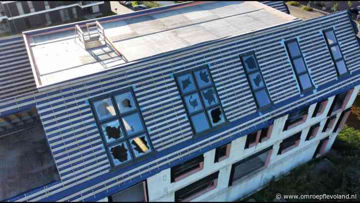 Almere - Bouwval in Almere Poort wordt na jaren van stilstand nu eindelijk afgebouwd