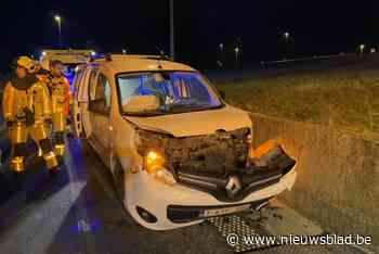 Auto gaat uit de bocht op afrit van E403: chauffeur naar ziekenhuis