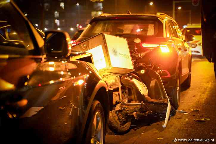 Scooter geplet tussen twee auto’s, bestuurder gewond
