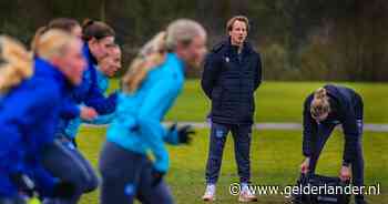 Epke Zonderland begeleidt voetbalsters Heerenveen: ‘De dynamiek van een team vind ik mooi’