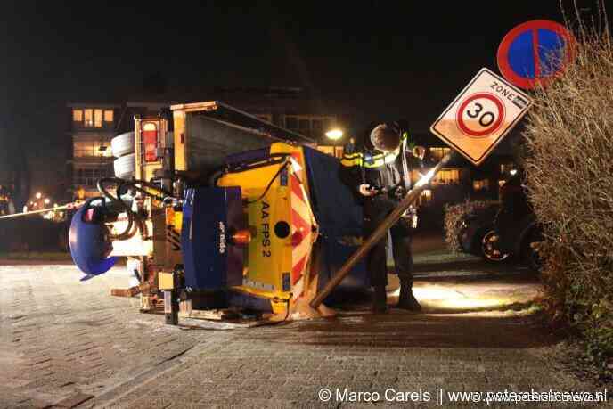 Strooiwagen kantelt op Stommeerkade in Aalsmeer