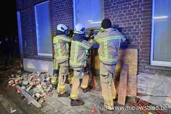 Auto gaat uit de bocht, ramt vangrail en belandt in gevel: “Al de zesde keer in 25 jaar”