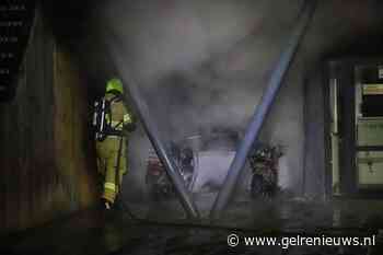 Scooters in de brand onder luifel