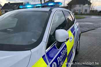 Bestuurder vergeet handrem, auto botst tegen geparkeerde wagen