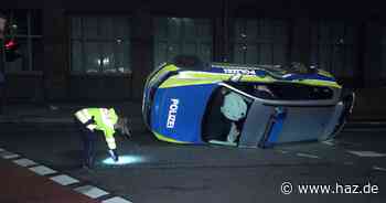 Hannover: Polizeiauto liegt nach Crash auf Vahrenwalder Straße auf dem Dach