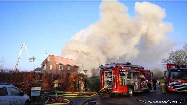 Marknesse - Dak van boerderijschuur stort in tijdens felle brand, veel rookontwikkeling