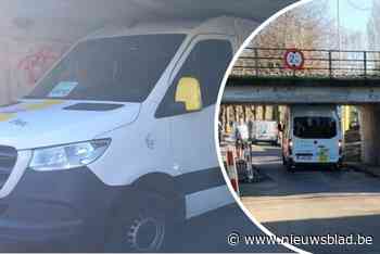 Opnieuw prijs: busje van De Lijn rijdt zich vast onder beruchte spoorwegbrug
