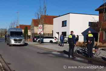 Fietster wordt gegrepen door bestelwagen in Oudsbergen: 80-jarige vrouw zwaargewond