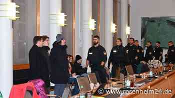 „Es ist ein Skandal“: Kritik am Vorgehen der Polizei bei Demo im Rosenheimer Rathaus