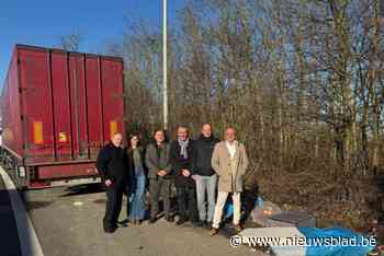 Gemeenten slaan handen in mekaar om sluikstorten op Woluwelaan aan te pakken: “Eerst komt er een parkeerverbod, daarna herinrichting van de rijweg”