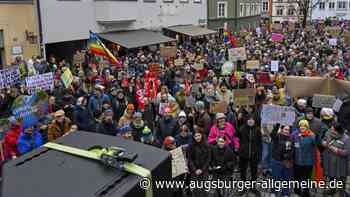 Hunderte Menschen bei Demo gegen Rechtsextremismus auf dem Hellmairplatz